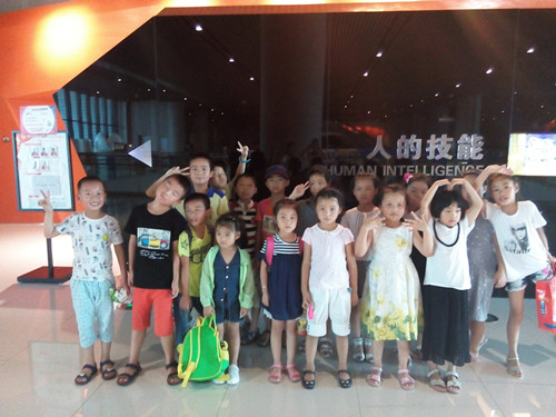 公司開設的暑期輔導班參加“科技探索之旅”