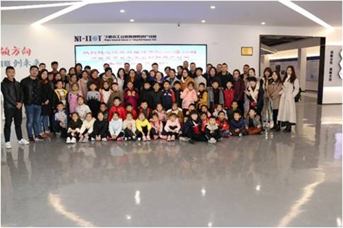 江北外國語學校2018屆106班學生在家長和老師的陪同下參加物聯網產業園社會實踐