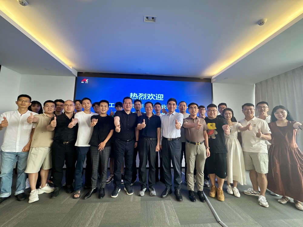 寧波工程學院青年創新創業校友會一行到臨柯力傳感參觀交流